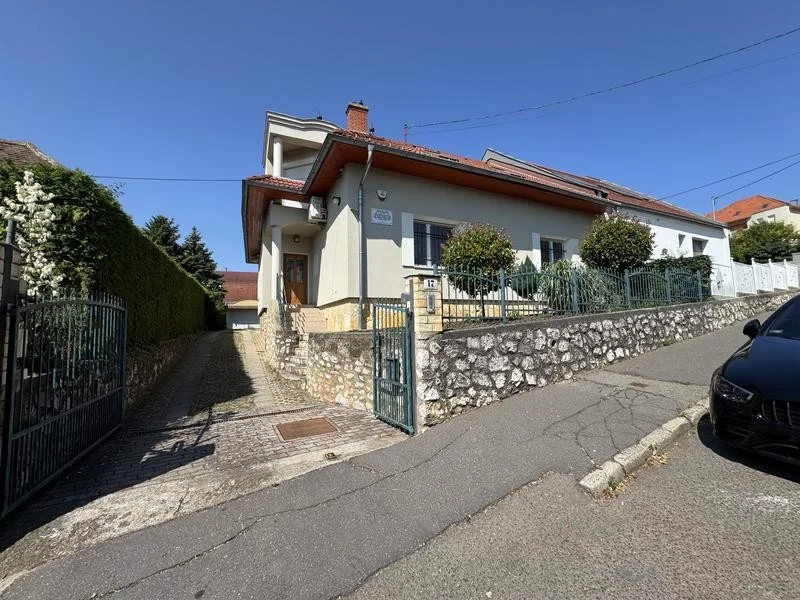 Eladó exkluzív álom otthon Pécs szívében