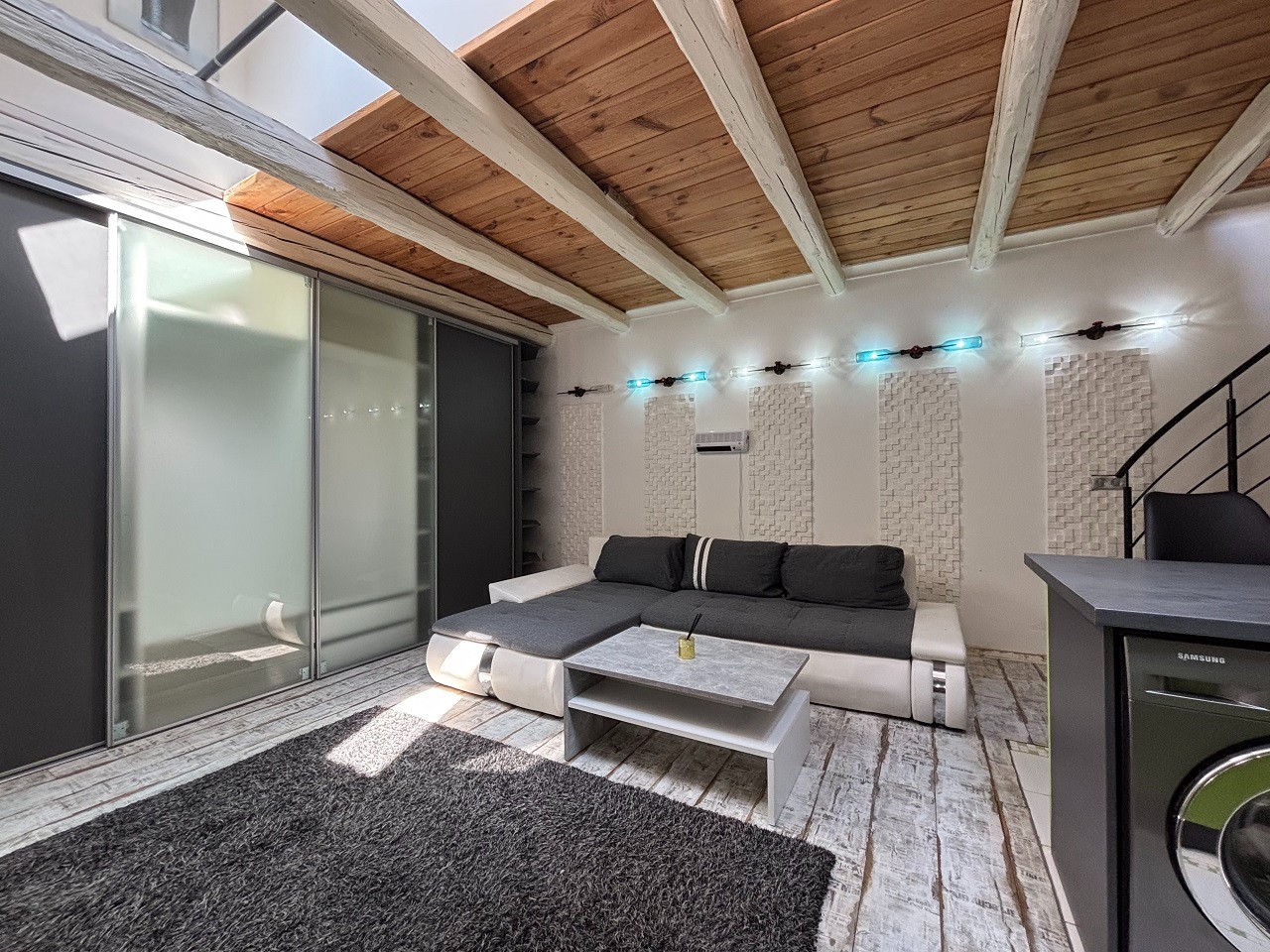 Pécsett a Belváros peremén az Ady Endre utcában teljesen felújított, klímás, sorház beépítésű galériás lakás, kis udvarral eladó! - Kép 14