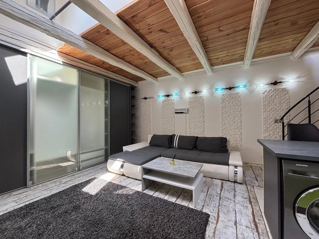 Pécsett a Belváros peremén az Ady Endre utcában teljesen felújított, klímás, sorház beépítésű galériás lakás, kis udvarral eladó! - Kép 14