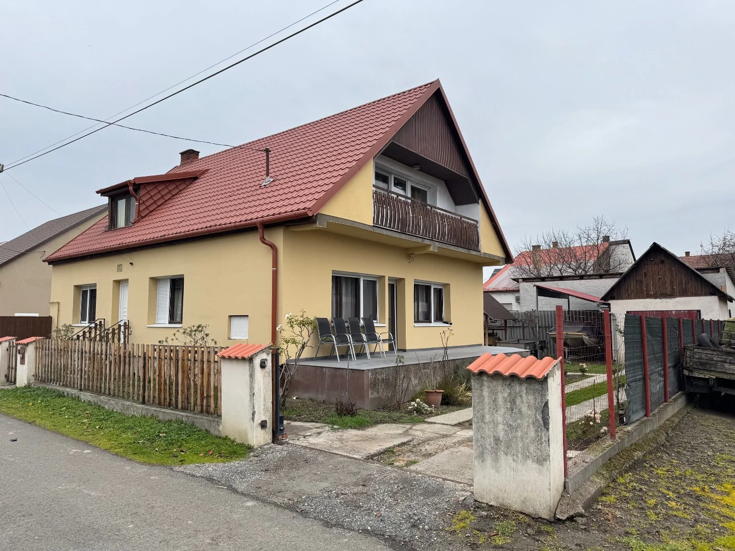 Eladó családi ház garázzsal - Kép 2