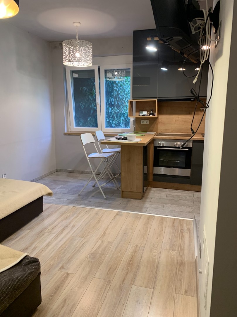 Pécs Egyetemvárosában felújított, szigetelt, kertkapcsolatos, teraszos, garázsos, dupla komfortos, klímás, gázfűtéses téglalakás eladó!