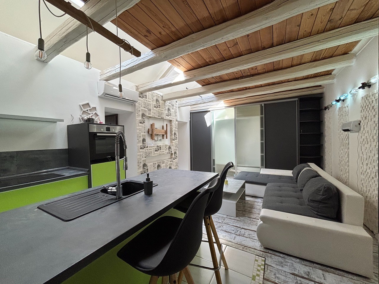 Pécsett a Belváros peremén az Ady Endre utcában teljesen felújított, klímás, sorház beépítésű galériás lakás, kis udvarral eladó!