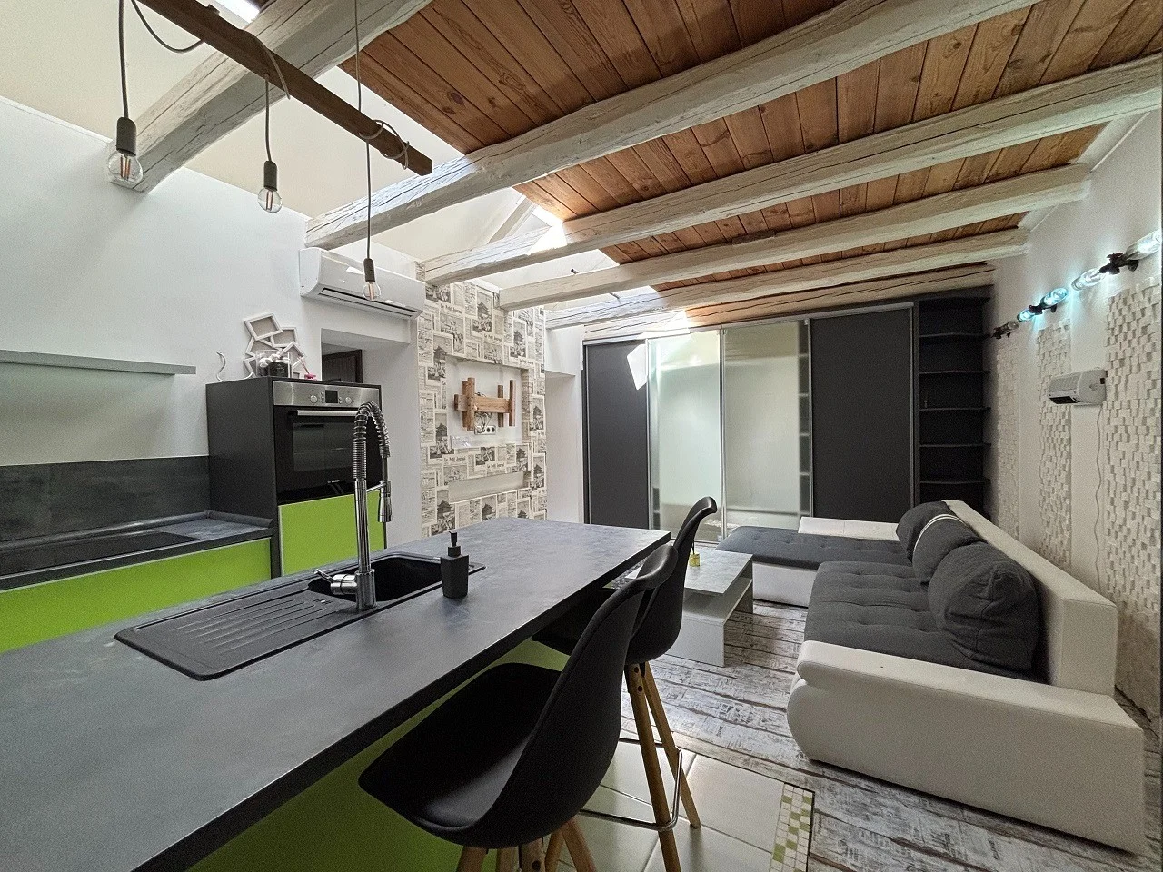 Pécsett a Belváros peremén az Ady Endre utcában teljesen felújított, klímás, sorház beépítésű galériás lakás, kis udvarral eladó!