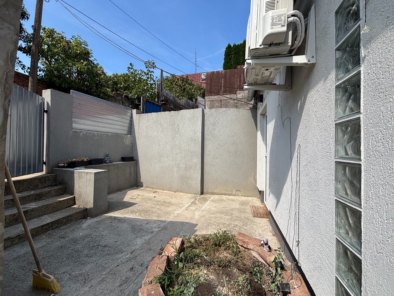 Pécsett a Belváros peremén az Ady Endre utcában teljesen felújított, klímás, sorház beépítésű galériás lakás, kis udvarral eladó! - Kép 19