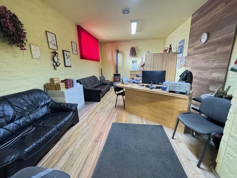 Kiadó kereskedelmi ingatlan raktárral! - Kép 2