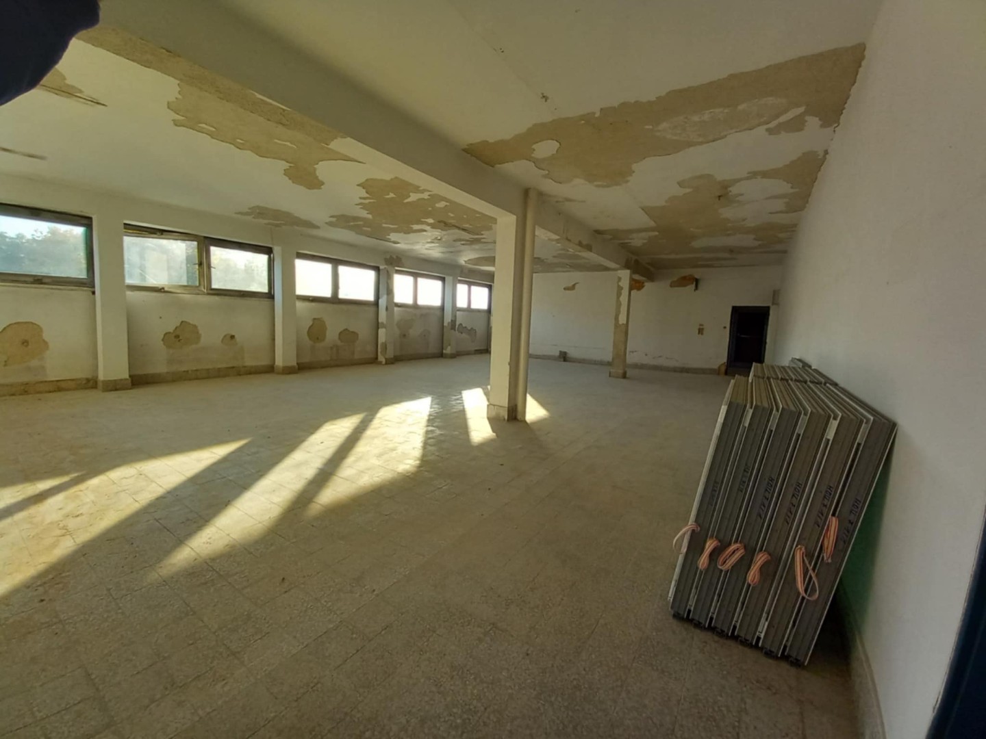 Kiadó iroda / szolgáltató helyiség Pécs frekventált részén – modernizált, világos, rugalmasan alakítható tér! - Kép 4