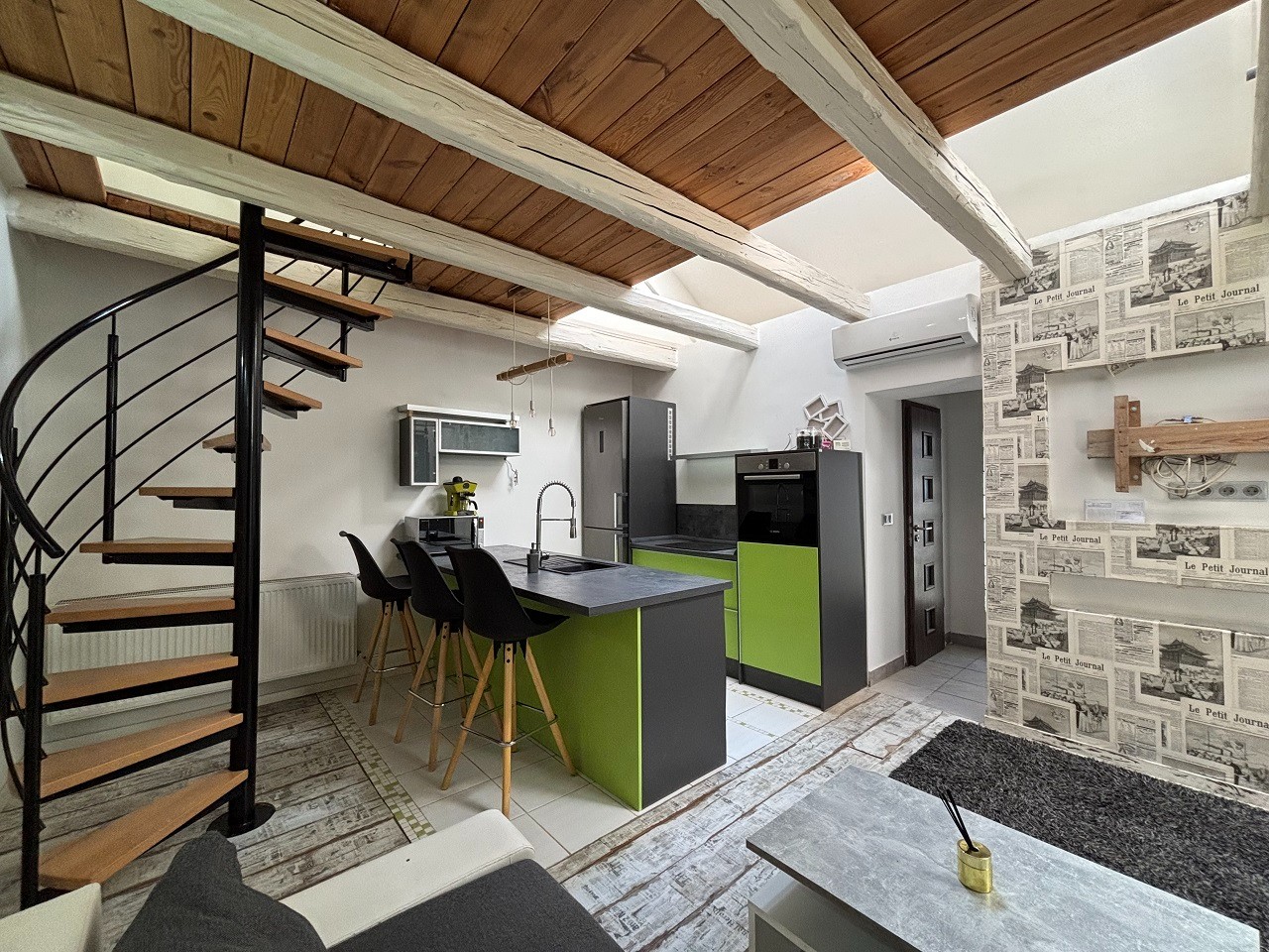 Pécsett a Belváros peremén az Ady Endre utcában teljesen felújított, klímás, sorház beépítésű galériás lakás, kis udvarral eladó! - Kép 4