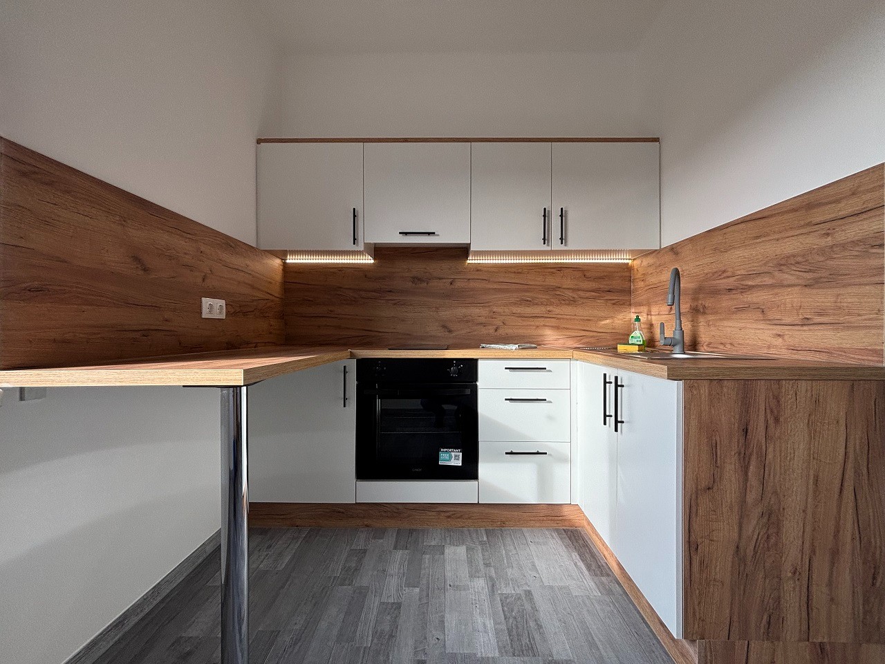 Komló Kenderföldi részén, teljes körűen felújított, napfényes, erkélyes, panorámás, 2 szobás téglalakás eladó!