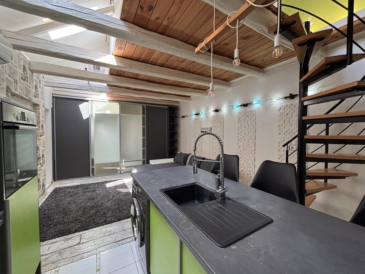 Pécsett a Belváros peremén az Ady Endre utcában teljesen felújított, klímás, sorház beépítésű galériás lakás, kis udvarral eladó! - Kép 6