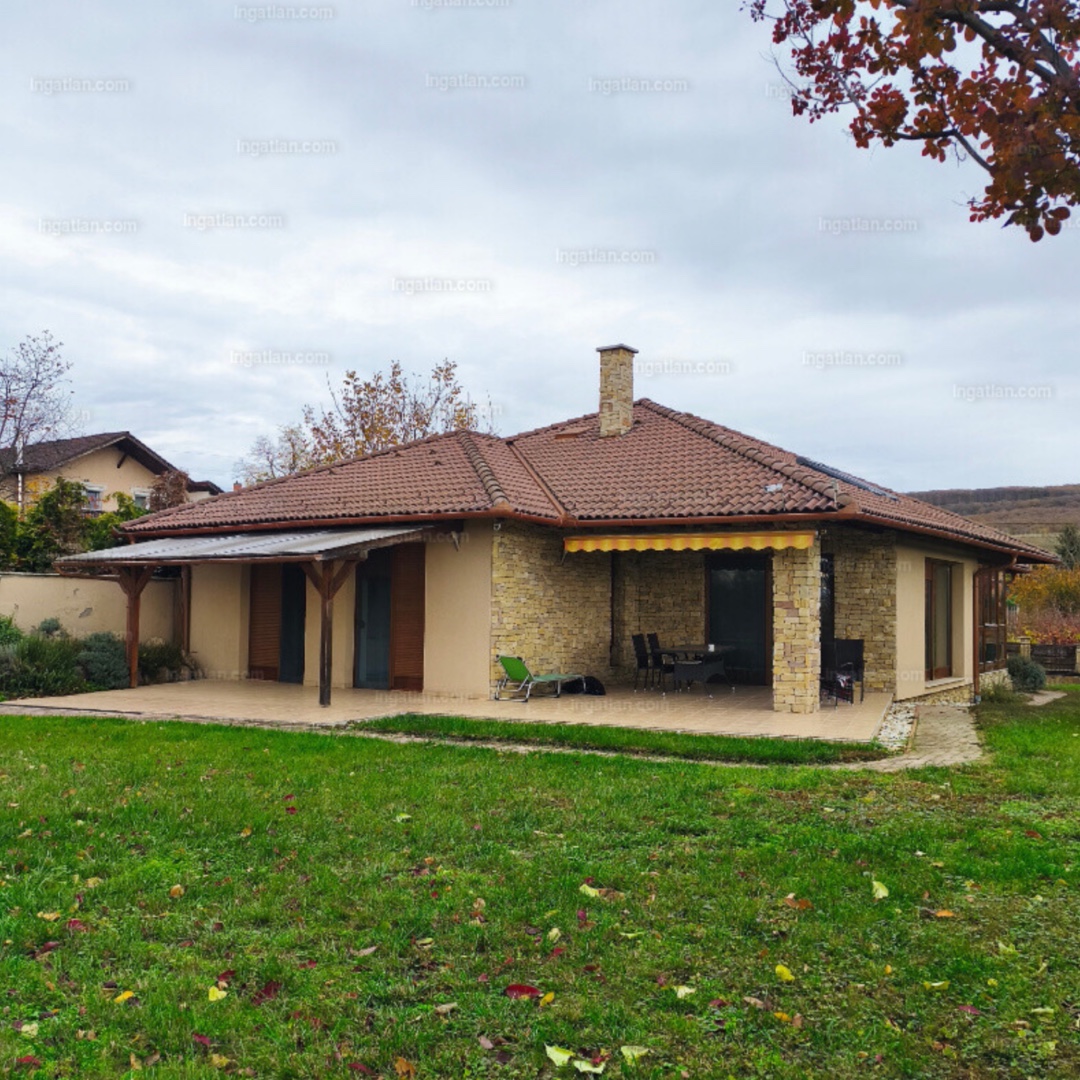 Mediterrán hangulatú családi ház Vértesszőlősön - Kép 2