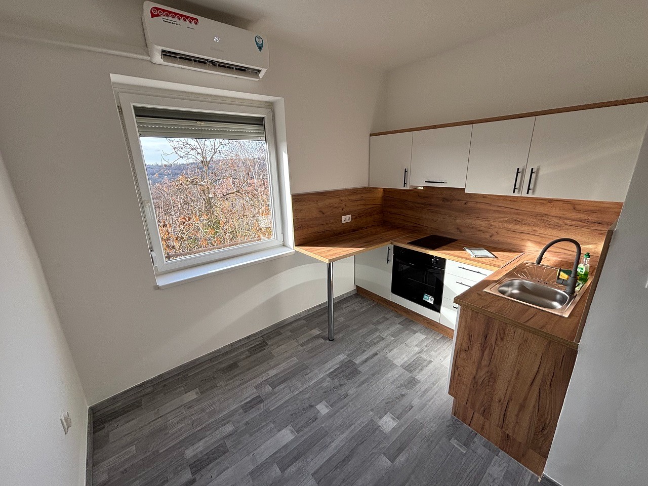 Komló Kenderföldi részén, teljes körűen felújított, napfényes, erkélyes, panorámás, 2 szobás téglalakás eladó! - Kép 2