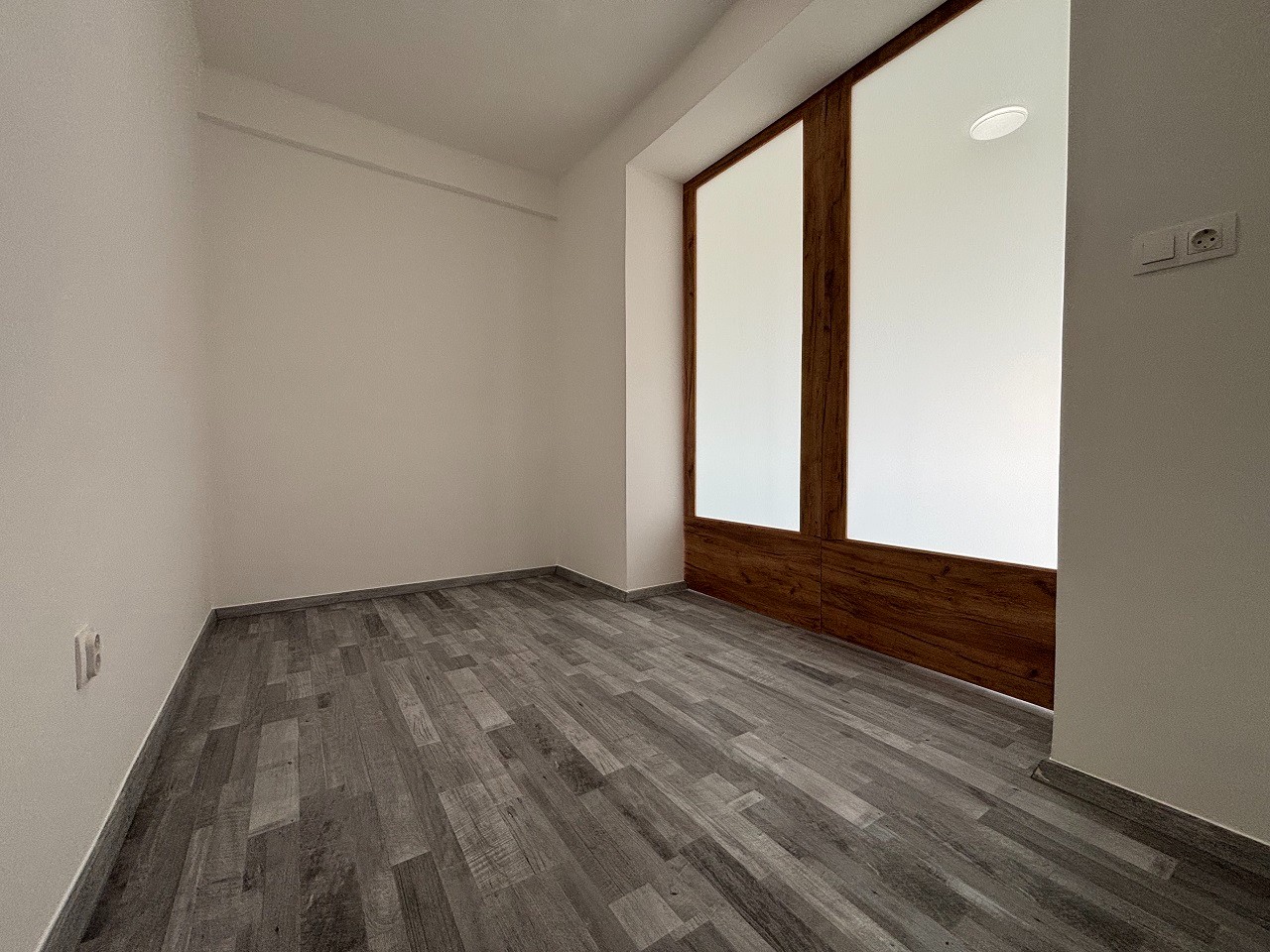 Komló Kenderföldi részén, teljes körűen felújított, napfényes, erkélyes, panorámás, 2 szobás téglalakás eladó! - Kép 12