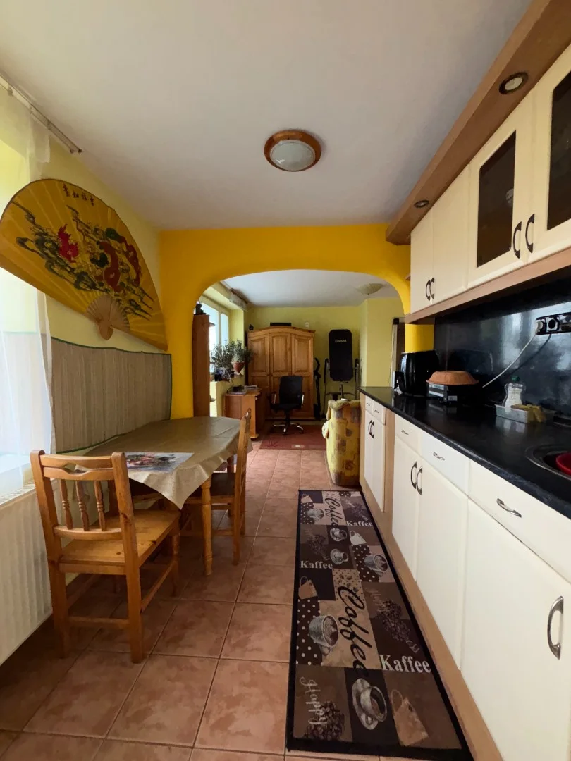 Pécs zöldövezeti részén, családi házas környezetben, 50 m2-es, jó állapotú, kertes ikerház eladó! - Kép 2