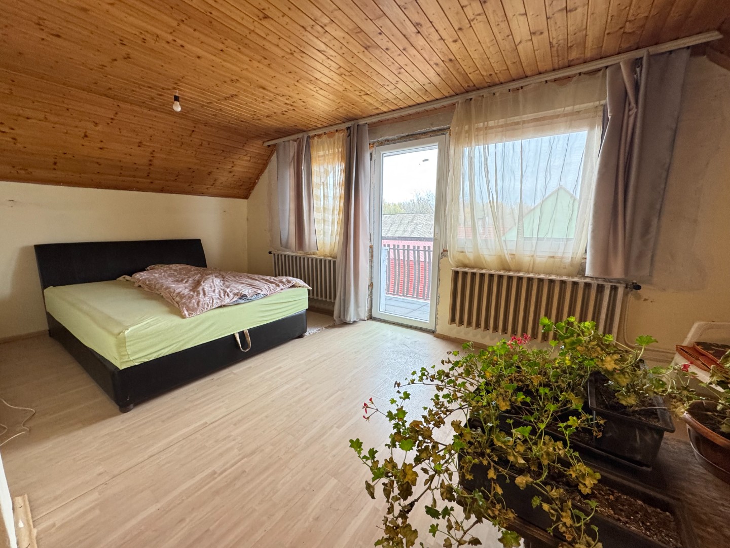 Eladó családi ház garázzsal - Kép 11