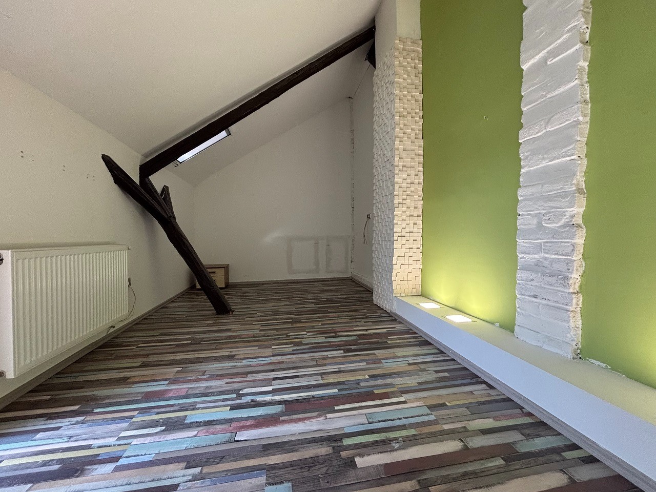 Pécsett a Belváros peremén az Ady Endre utcában teljesen felújított, klímás, sorház beépítésű galériás lakás, kis udvarral eladó! - Kép 9