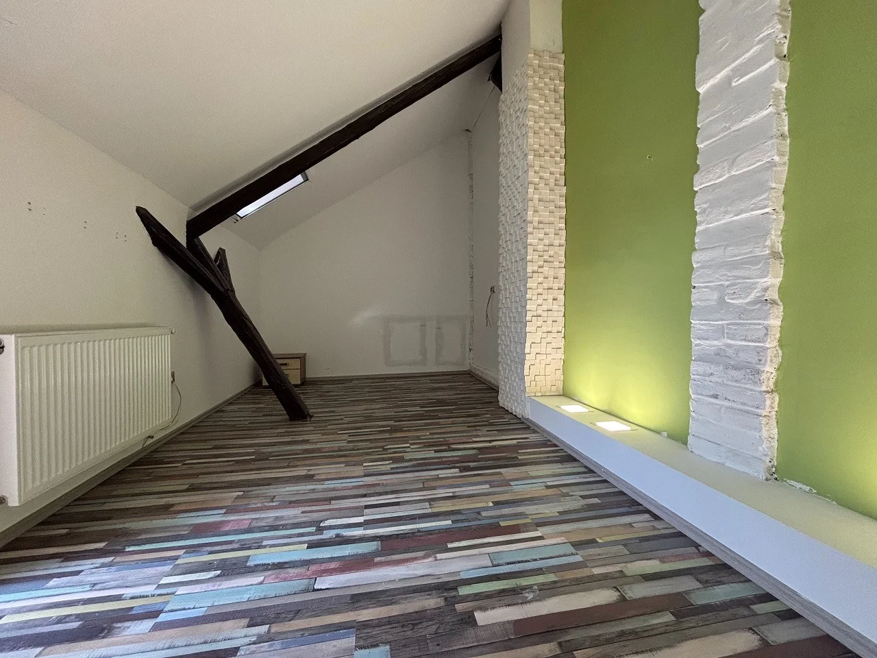 Pécsett a Belváros peremén az Ady Endre utcában teljesen felújított, klímás, sorház beépítésű galériás lakás, kis udvarral eladó! - Kép 9