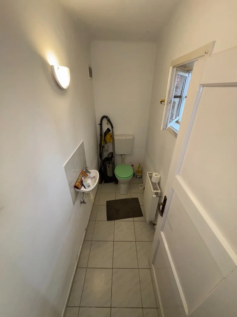 Pécs zöldövezeti részén, családi házas környezetben, 50 m2-es, jó állapotú, kertes ikerház eladó! - Kép 12