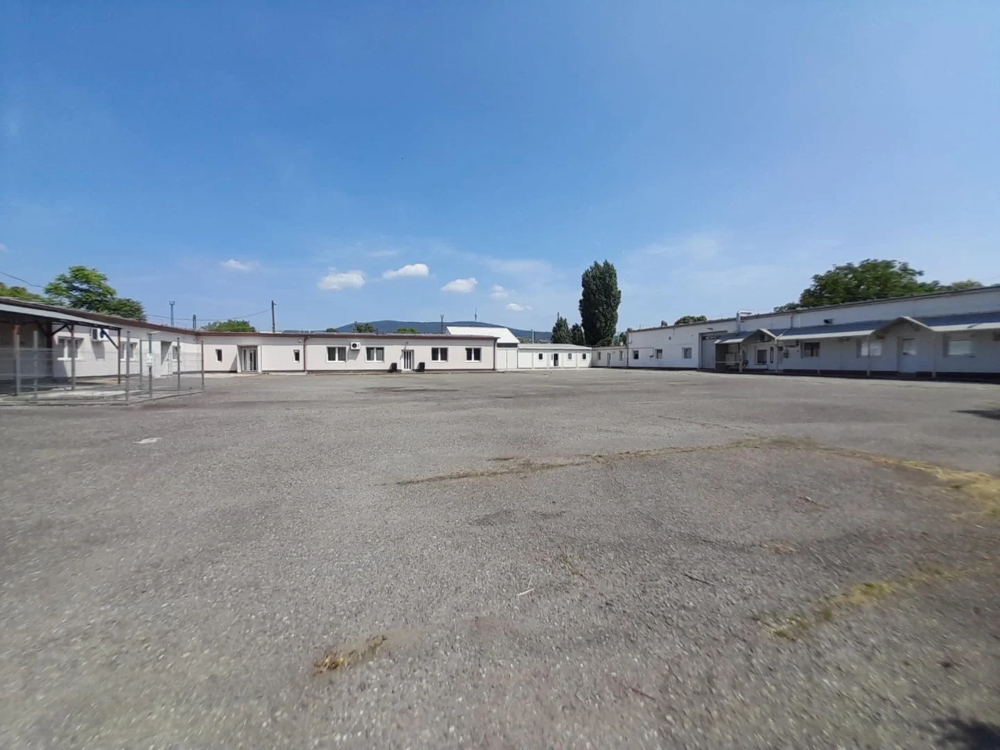 Pécsett telephely - iroda - műhely eladó