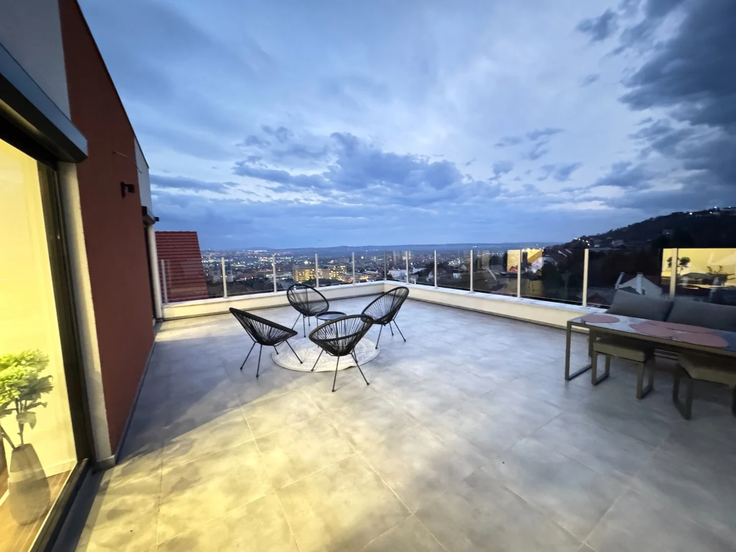 Eladó örökpanorámás, új építésű luxus családi ház - Kép 4