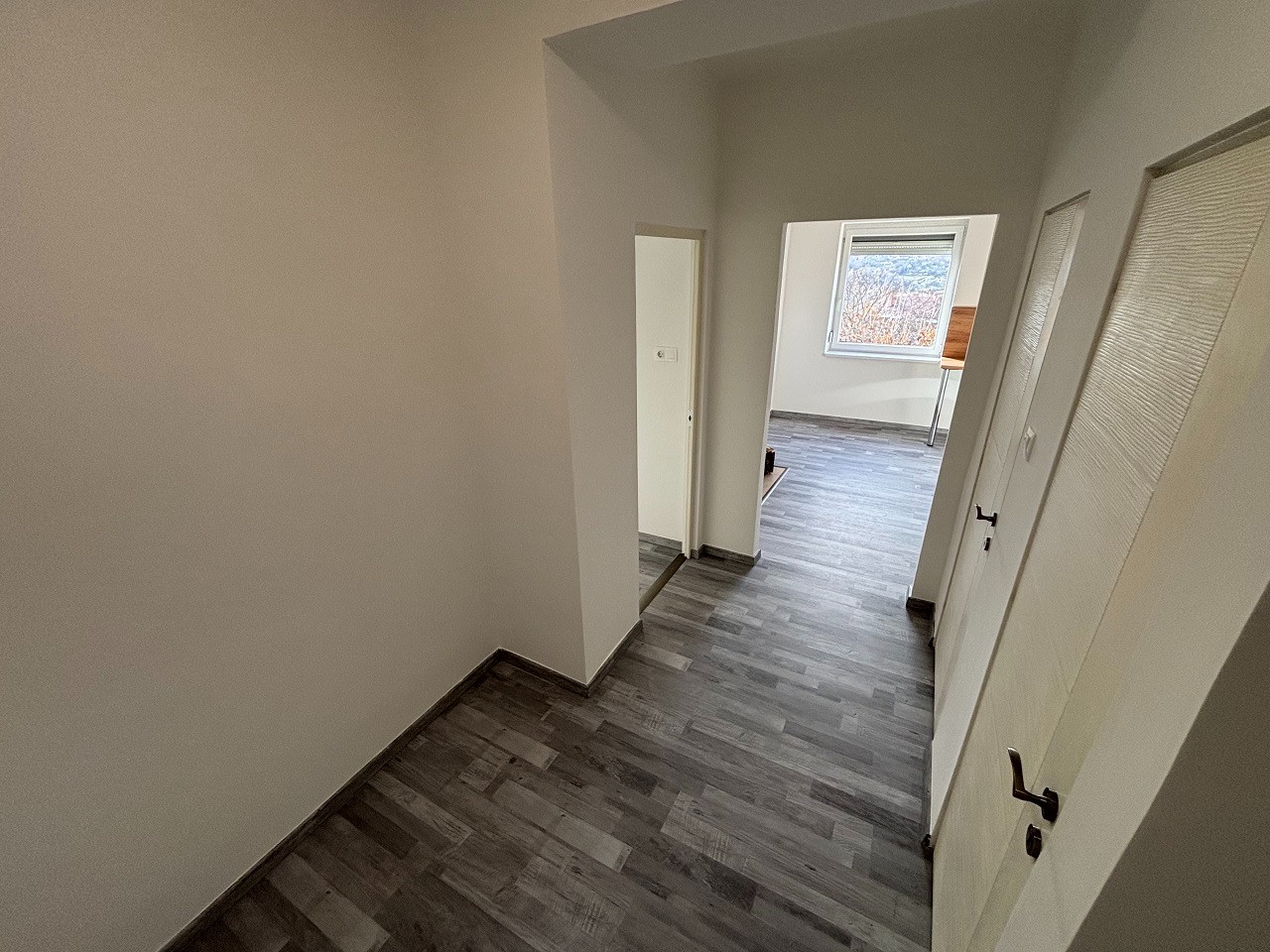 Komló Kenderföldi részén, teljes körűen felújított, napfényes, erkélyes, panorámás, 2 szobás téglalakás eladó! - Kép 17