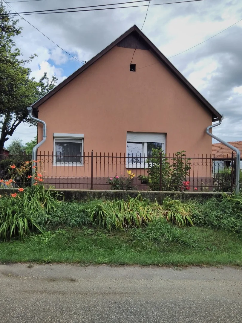 Eladó egy részben fel újított családi ház - Kép 3