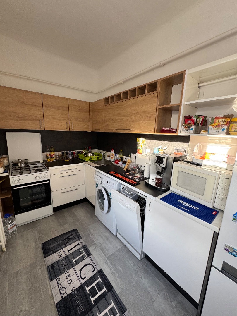 Zsolnay Vilmos utcában 3 szobás, erkélyes tégla lakás eladó!