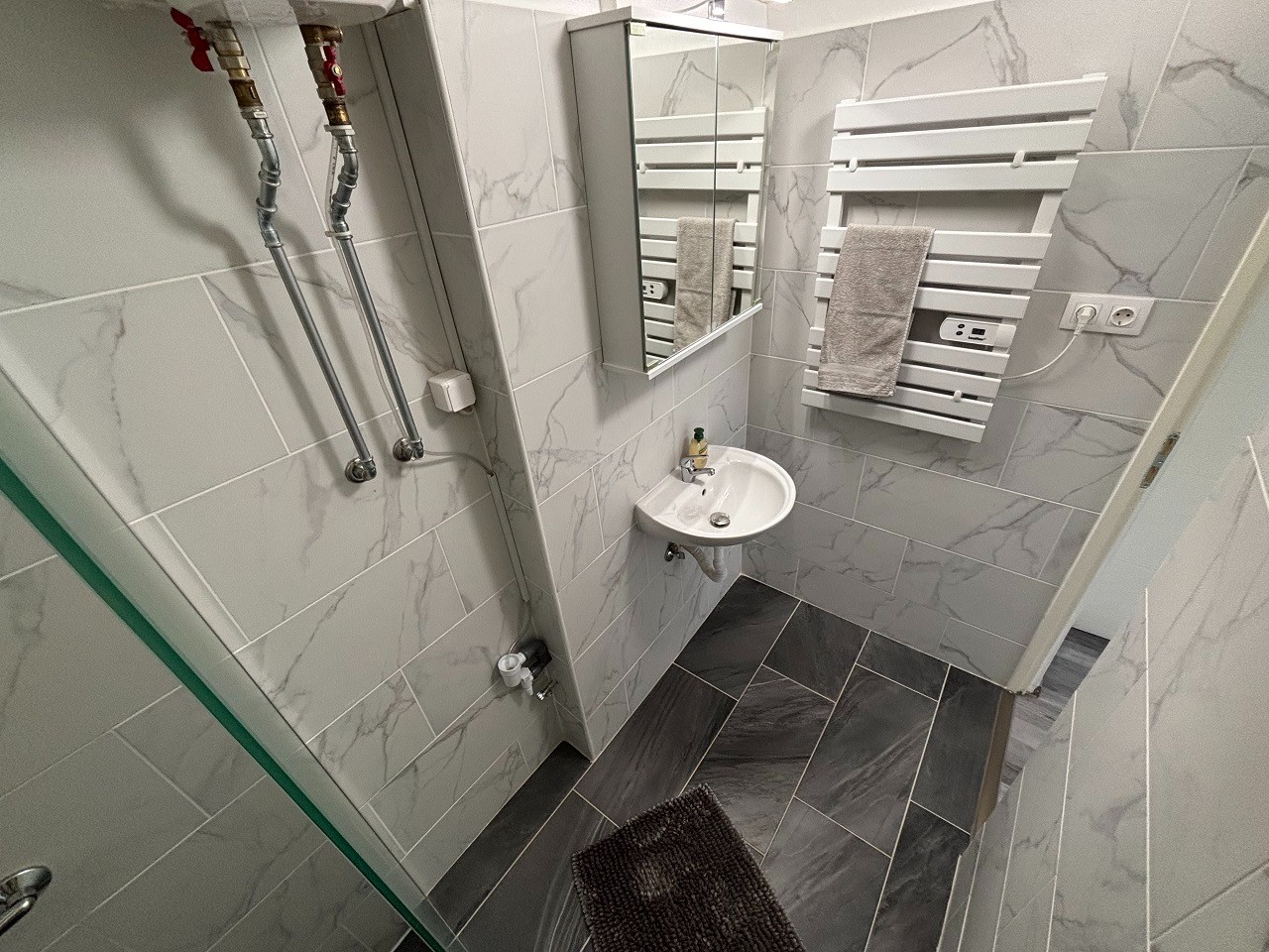 Komló Kenderföldi részén, teljes körűen felújított, napfényes, erkélyes, panorámás, 2 szobás téglalakás eladó! - Kép 13