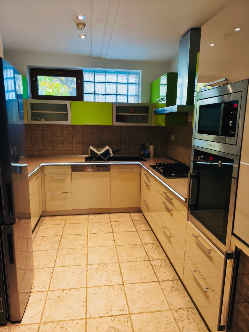 Mediterrán hangulatú családi ház Vértesszőlősön - Kép 3