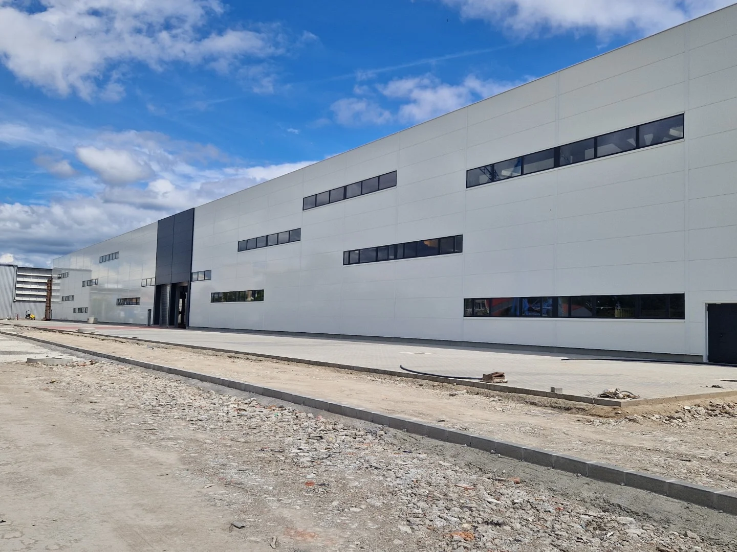 Kiadó gyártó és raktárcsarnok