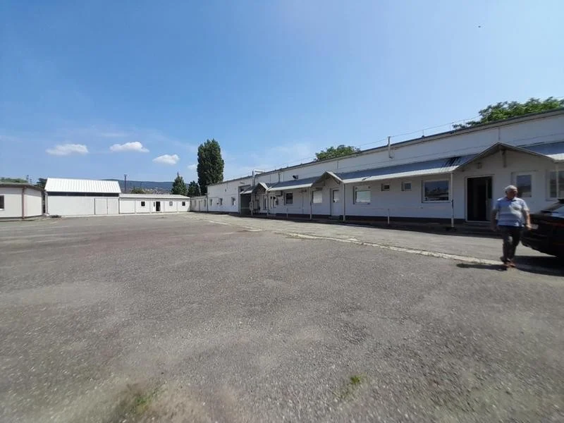 Ipari üzem és irodaépület KIADÓ