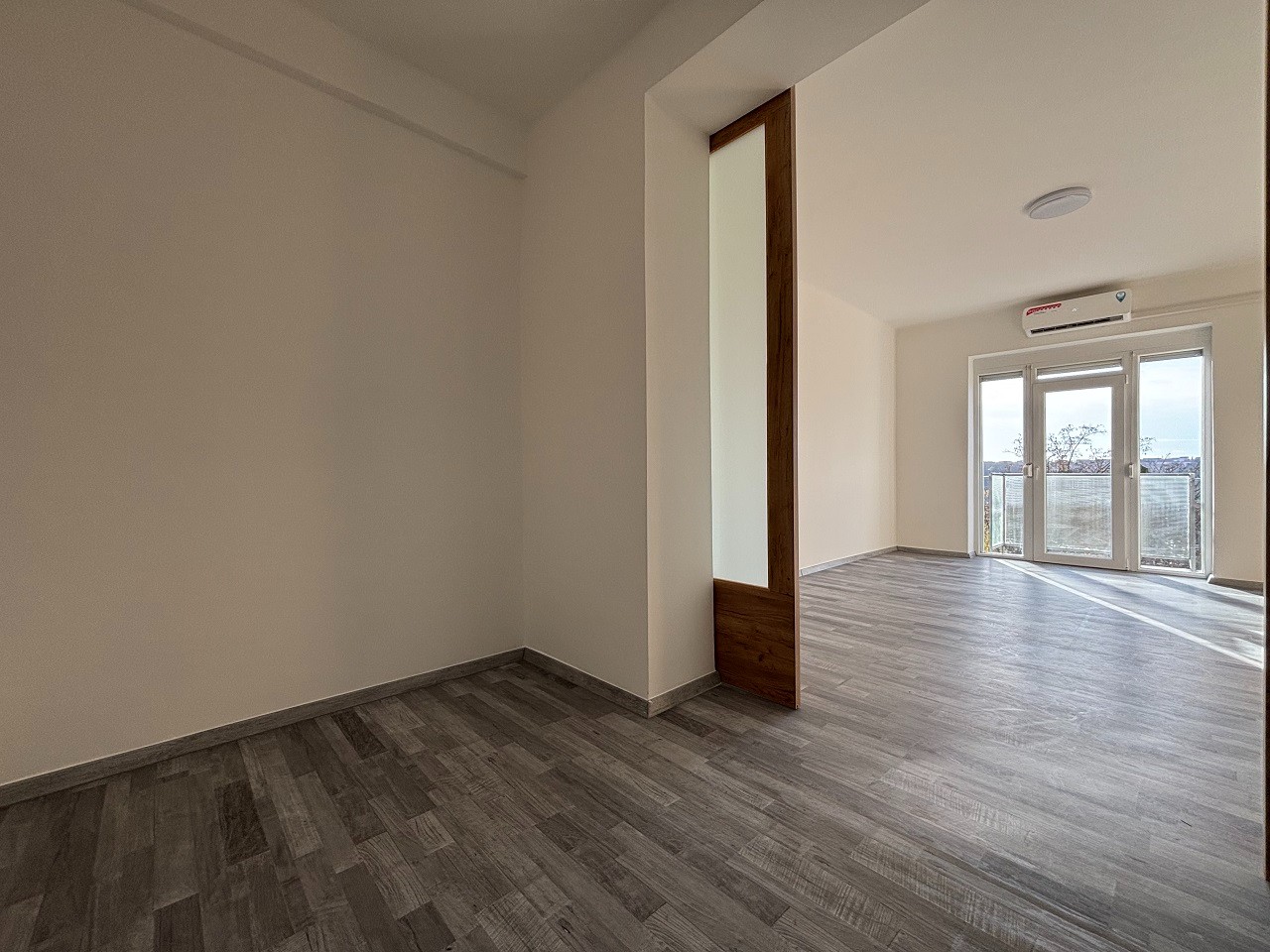 Komló Kenderföldi részén, teljes körűen felújított, napfényes, erkélyes, panorámás, 2 szobás téglalakás eladó! - Kép 11