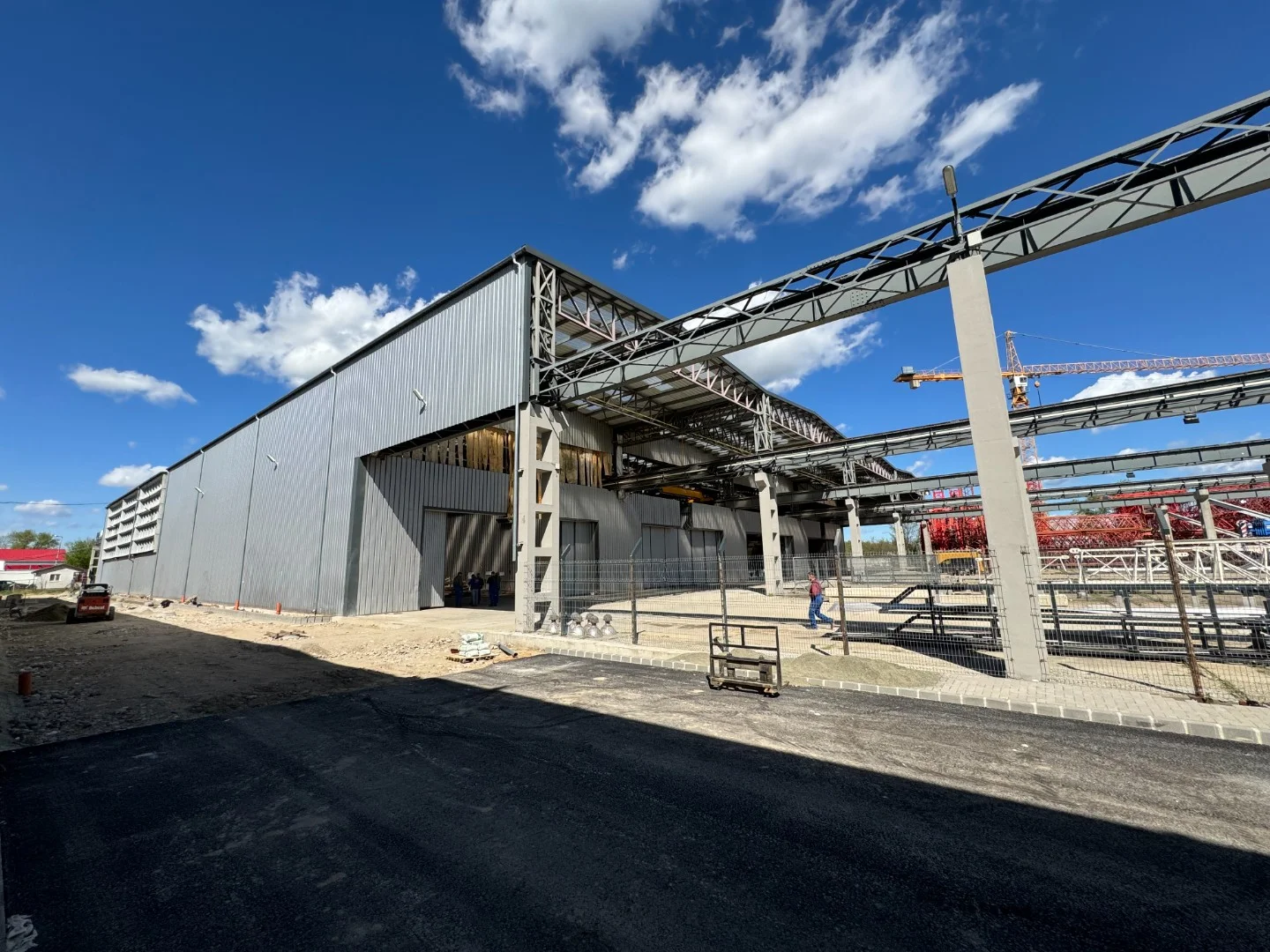 Kiadó gyártó és raktárcsarnok