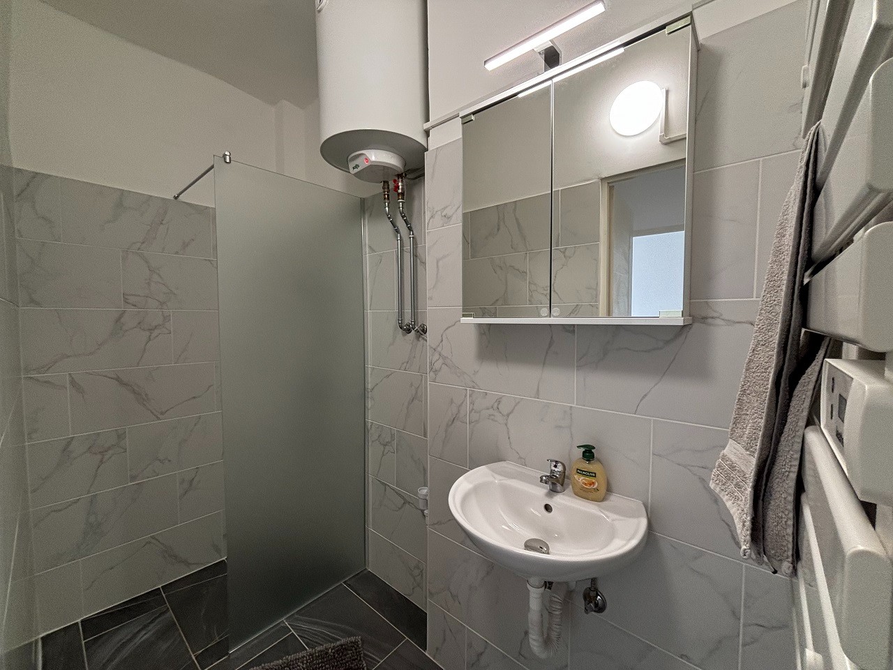 Komló Kenderföldi részén, teljes körűen felújított, napfényes, erkélyes, panorámás, 2 szobás téglalakás eladó! - Kép 15