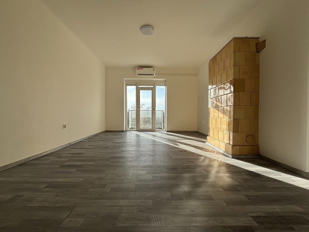 Komló Kenderföldi részén, teljes körűen felújított, napfényes, erkélyes, panorámás, 2 szobás téglalakás eladó! - Kép 5