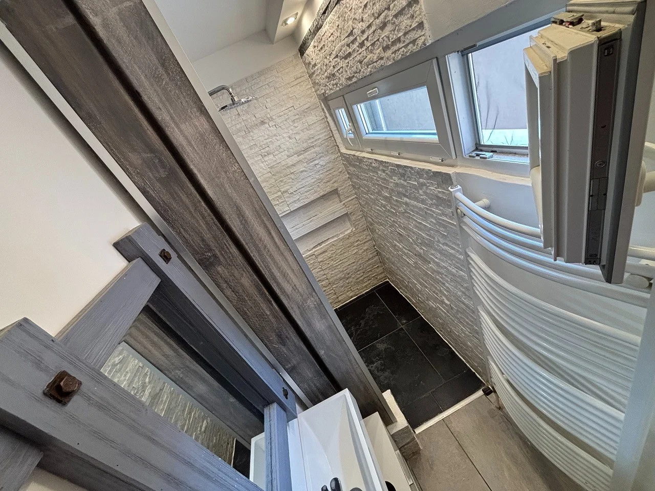 Pécsett a Belváros peremén az Ady Endre utcában teljesen felújított, klímás, sorház beépítésű galériás lakás, kis udvarral eladó! - Kép 11