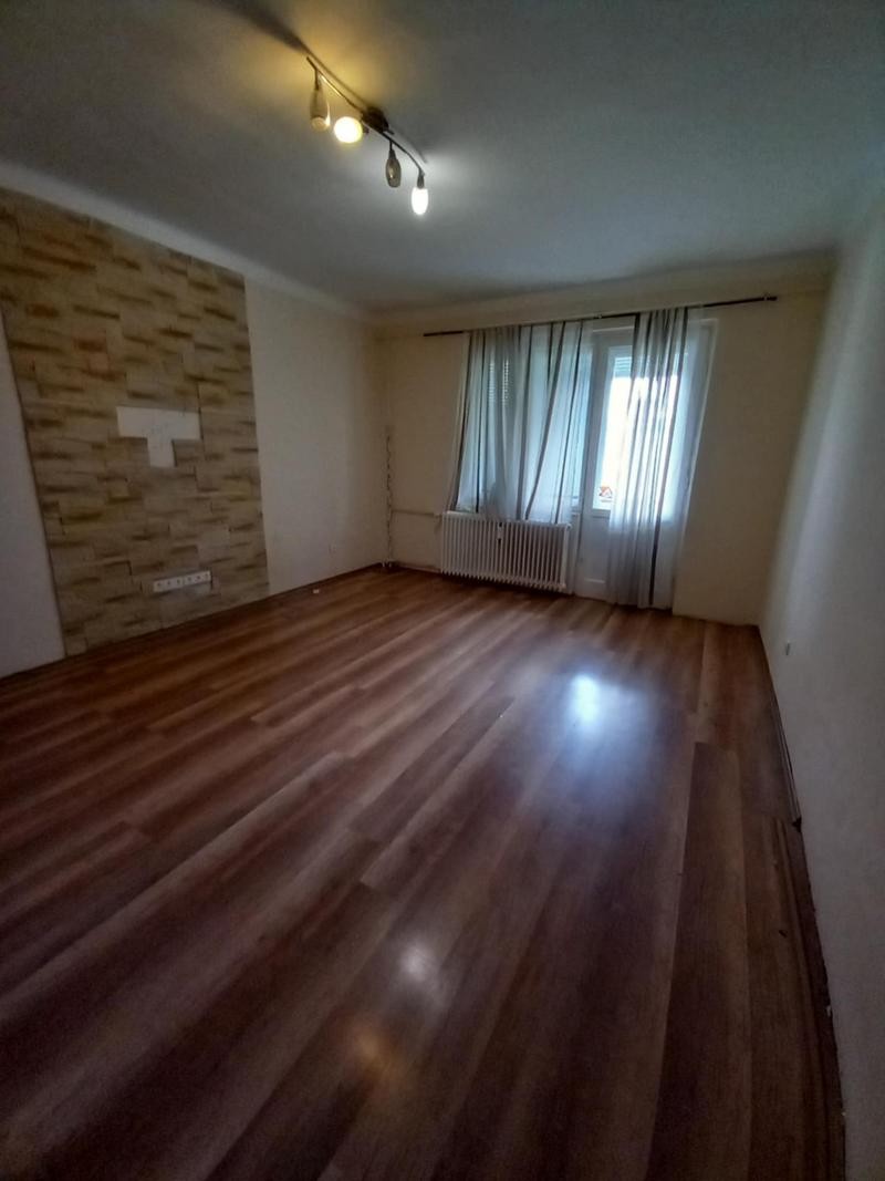 Pécsett a Zsolnay negyedben 2 szobás, erkélyes tégla lakás eladó - Kép 2