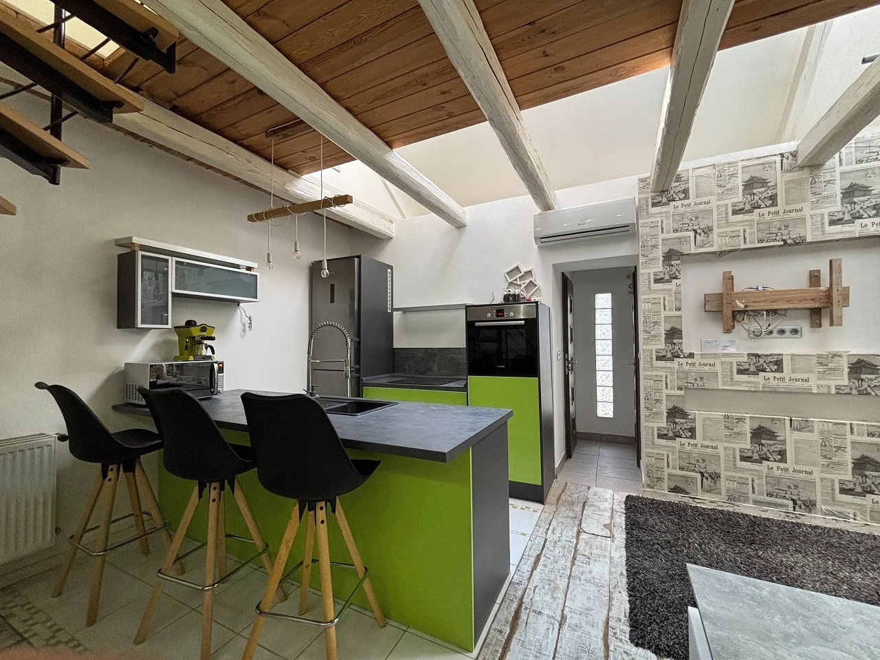 Pécsett a Belváros peremén az Ady Endre utcában teljesen felújított, klímás, sorház beépítésű galériás lakás, kis udvarral eladó! - Kép 5