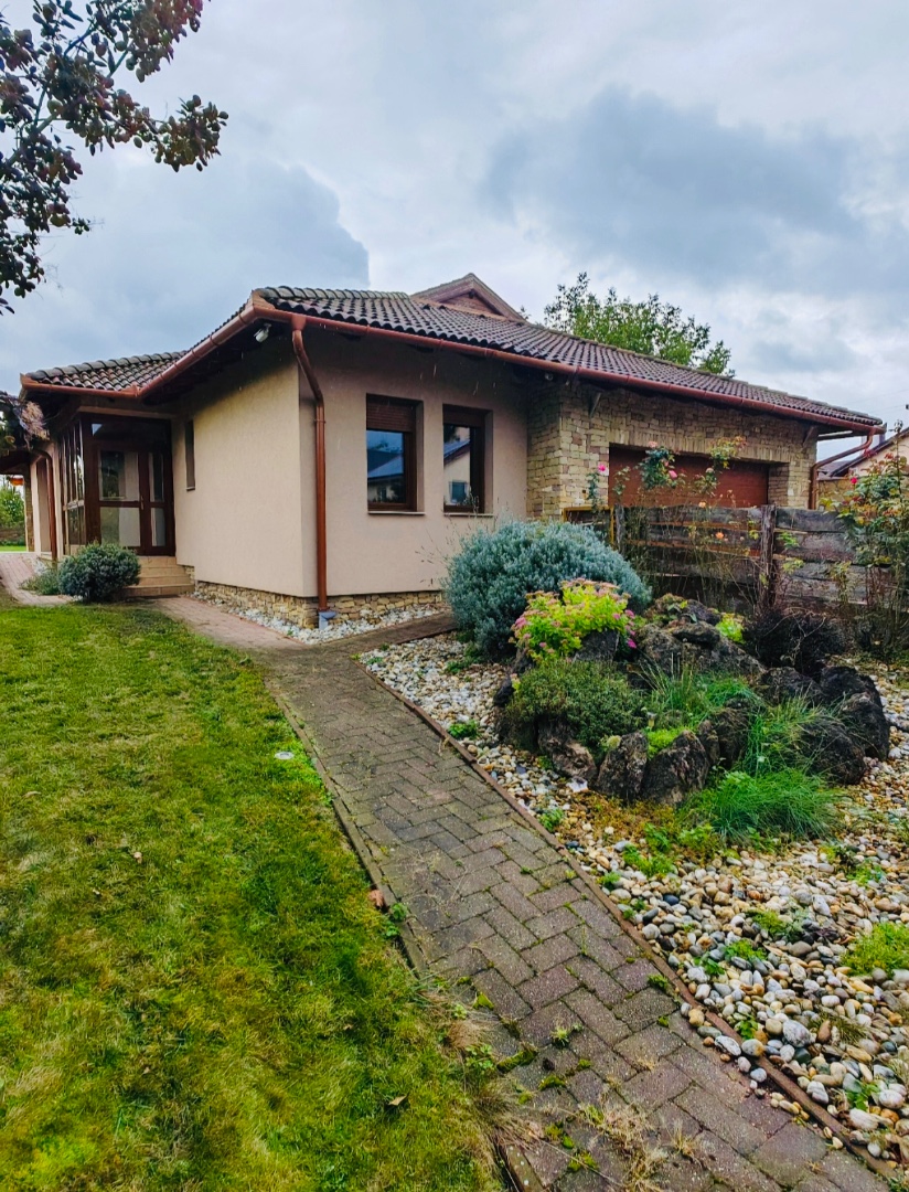 Mediterrán hangulatú családi ház Vértesszőlősön