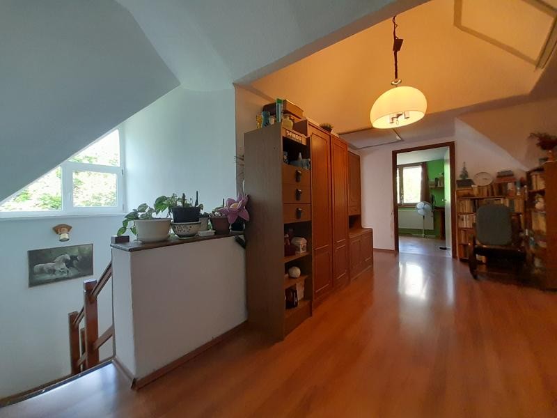 Mecsek-oldalban örökpanorámás 4 hálós, 2 fürdős, napelemes ház eladó - Kép 8