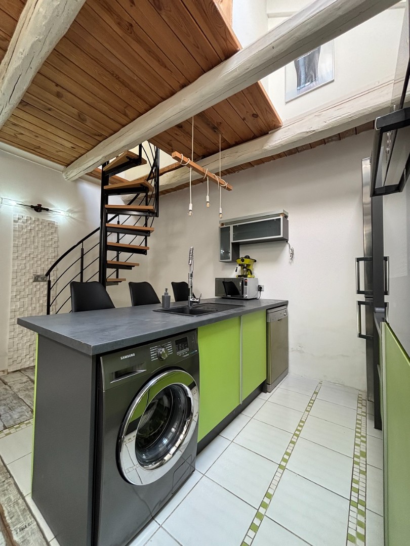 Pécsett a Belváros peremén az Ady Endre utcában teljesen felújított, klímás, sorház beépítésű galériás lakás, kis udvarral eladó! - Kép 17