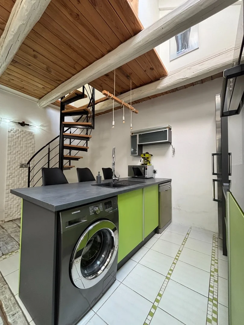 Pécsett a Belváros peremén az Ady Endre utcában teljesen felújított, klímás, sorház beépítésű galériás lakás, kis udvarral eladó! - Kép 17