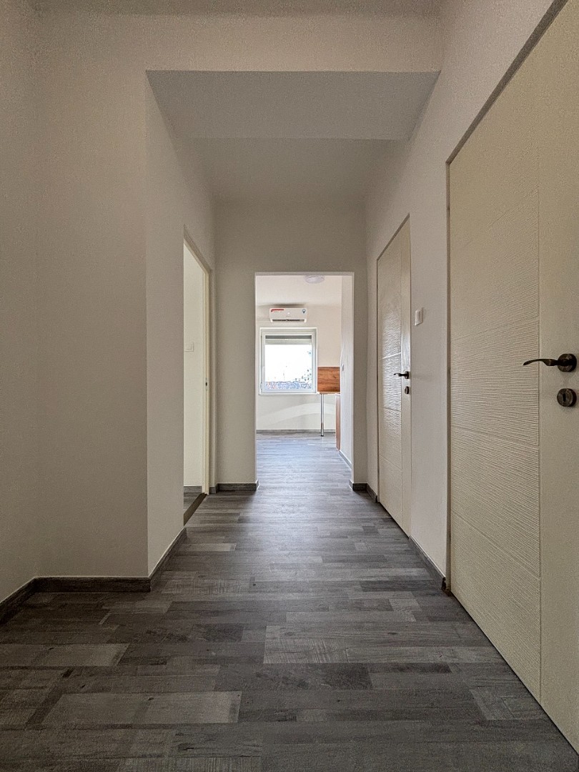 Komló Kenderföldi részén, teljes körűen felújított, napfényes, erkélyes, panorámás, 2 szobás téglalakás eladó! - Kép 18