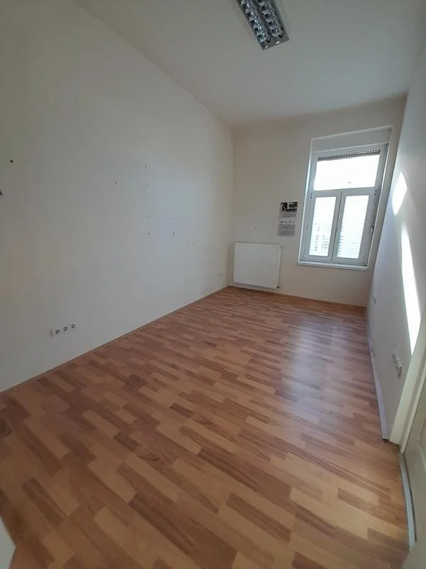 Pécs Belvárosában iroda kiadó - Kép 4