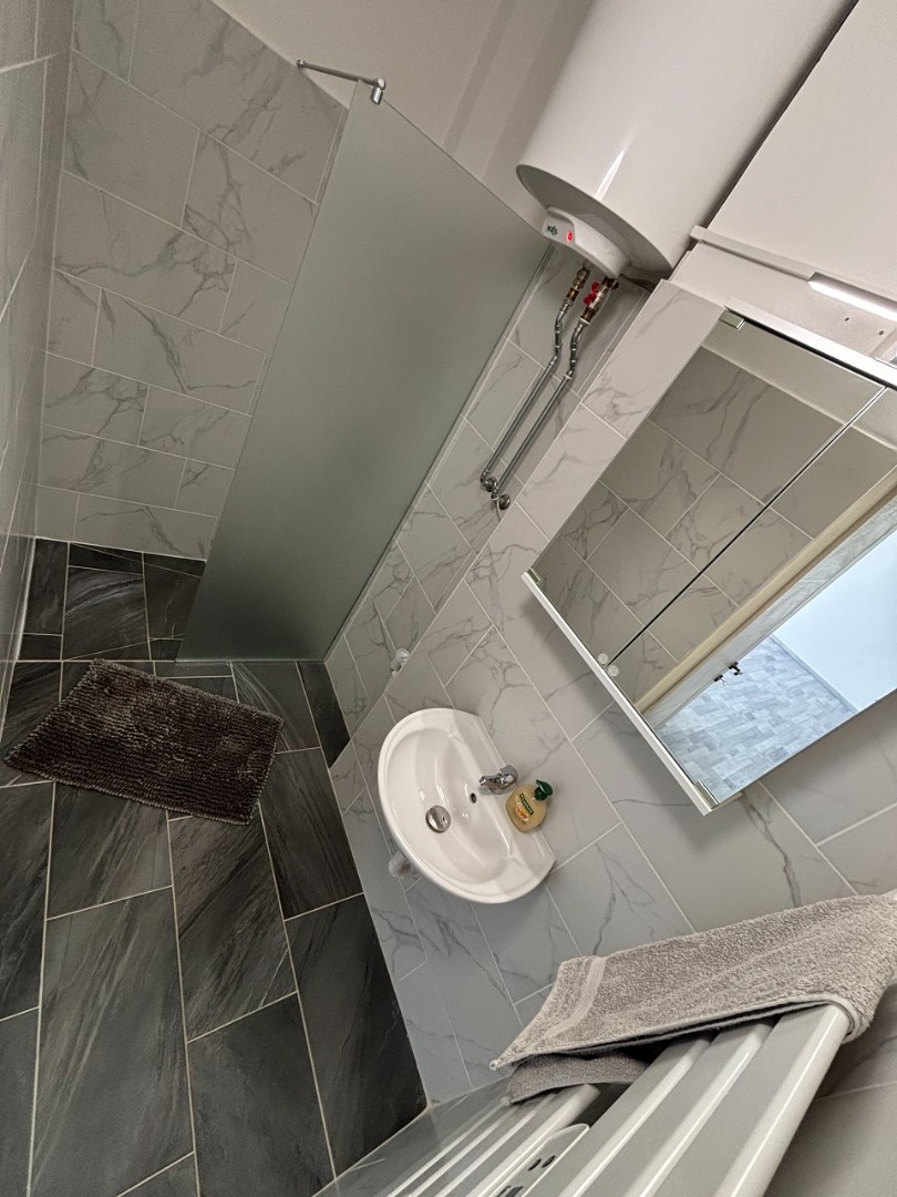 Komló Kenderföldi részén, teljes körűen felújított, napfényes, erkélyes, panorámás, 2 szobás téglalakás eladó! - Kép 16