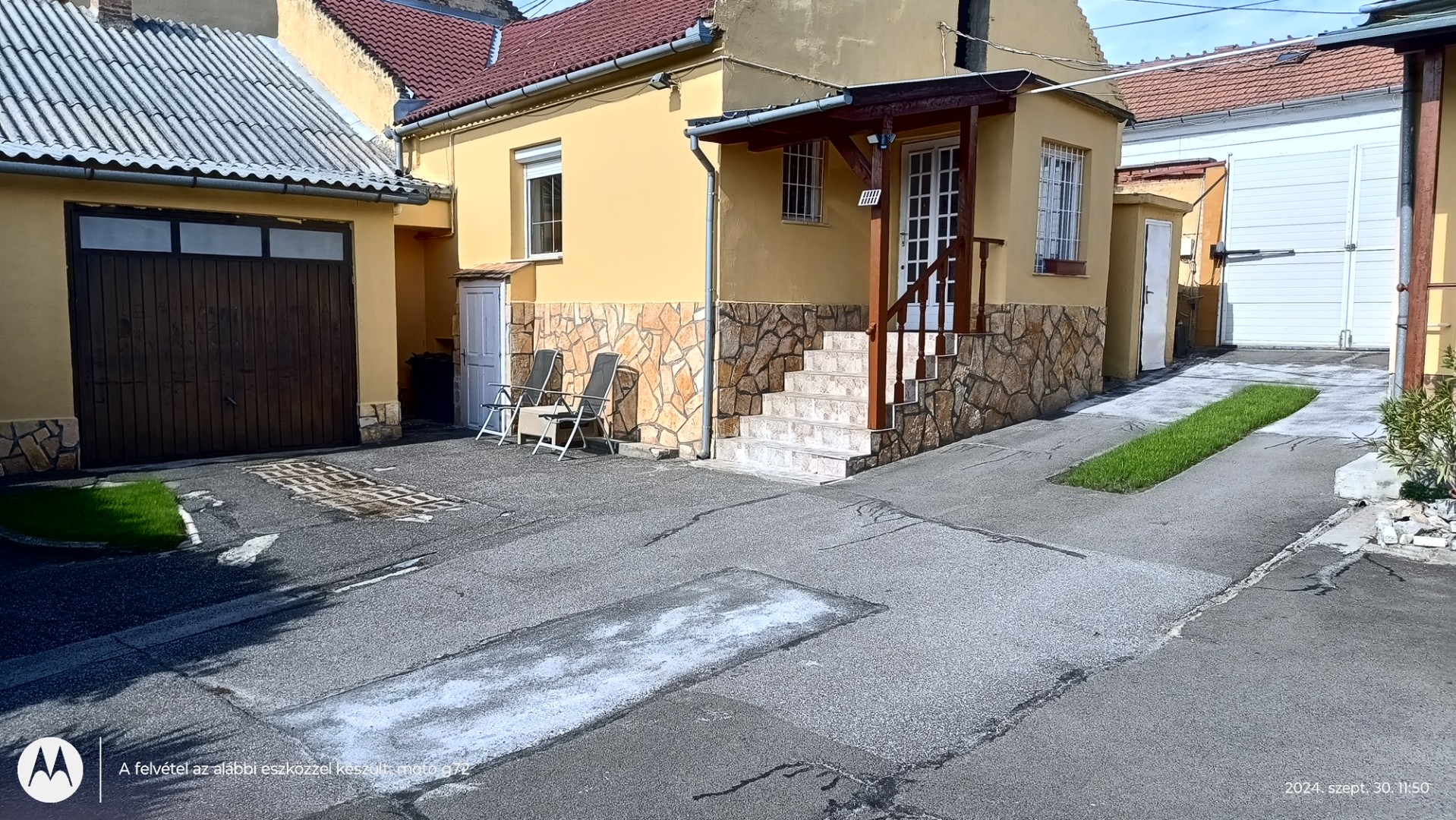 Pécsett 146m2-es ház, műhellyel eladó