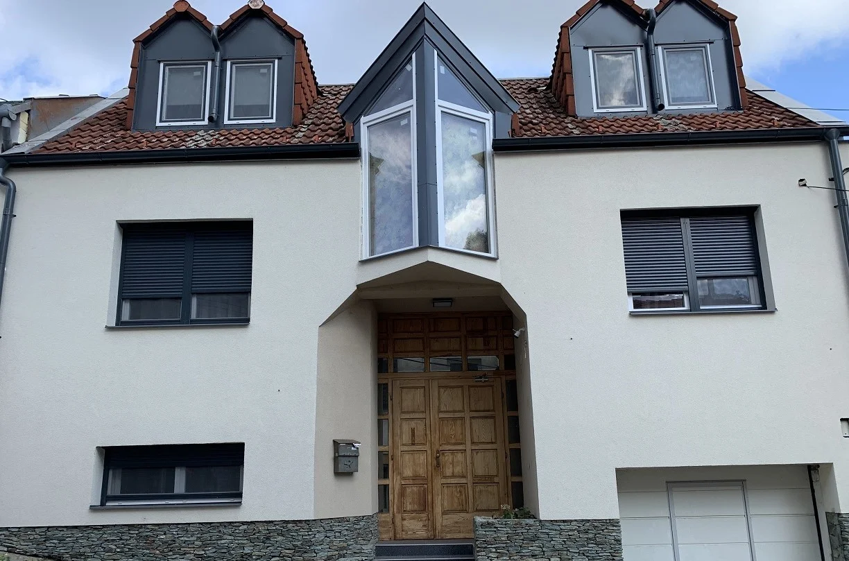 Pécs Egyetemvárosában sétatávolságra az egyetemi karoktól, kiváló befektetési lehetősséggel, komplett 3 lakásos, újszerű társasház eladó!