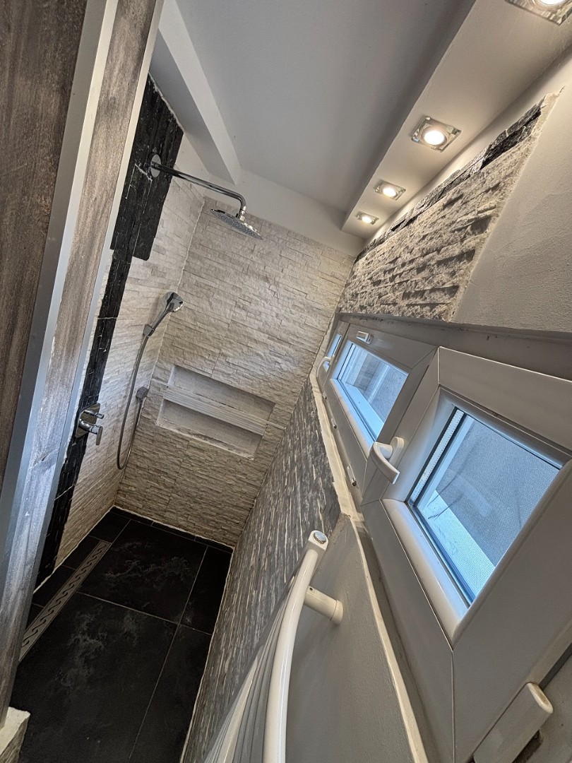 Pécsett a Belváros peremén az Ady Endre utcában teljesen felújított, klímás, sorház beépítésű galériás lakás, kis udvarral eladó! - Kép 13