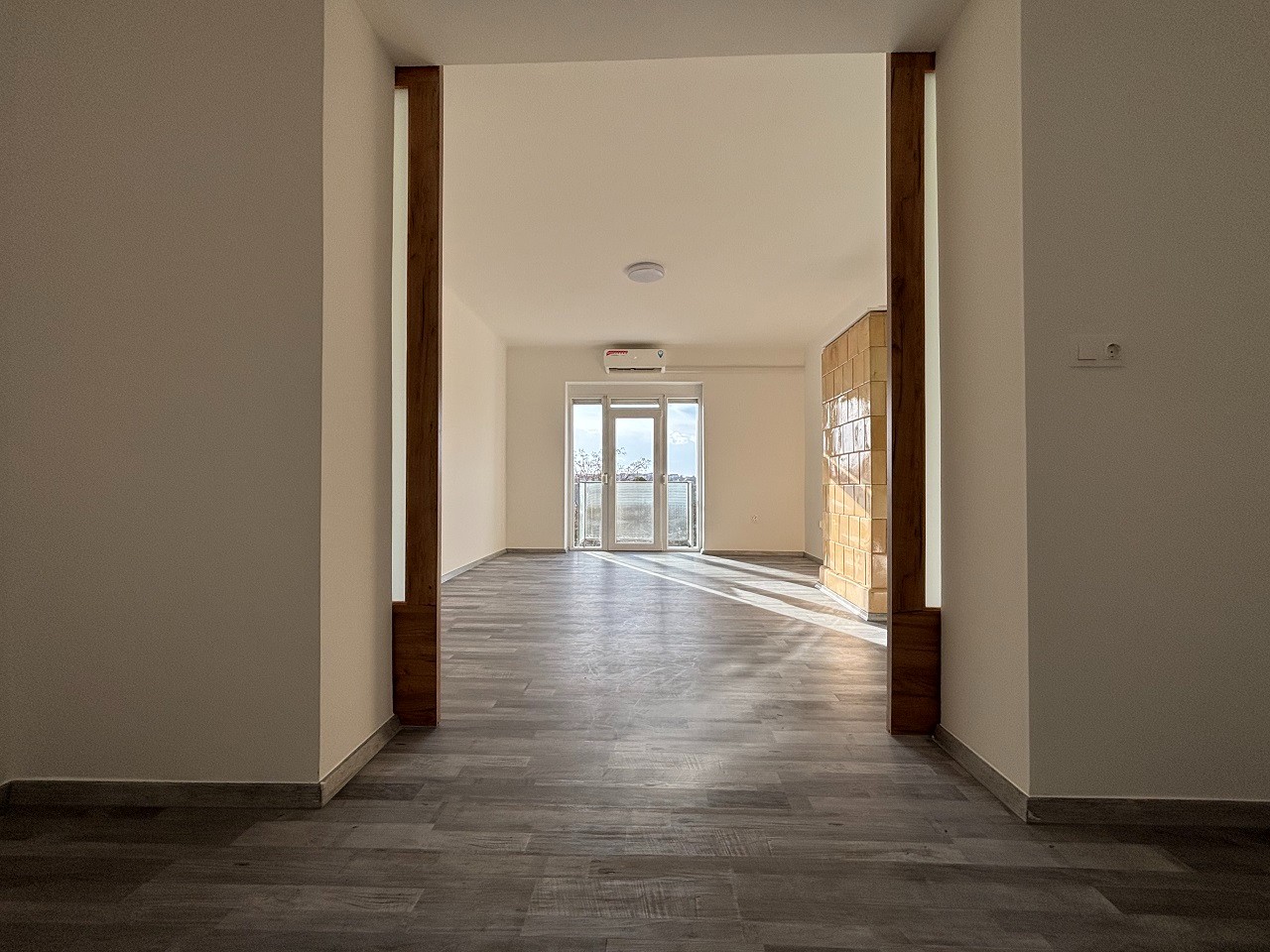 Komló Kenderföldi részén, teljes körűen felújított, napfényes, erkélyes, panorámás, 2 szobás téglalakás eladó! - Kép 9