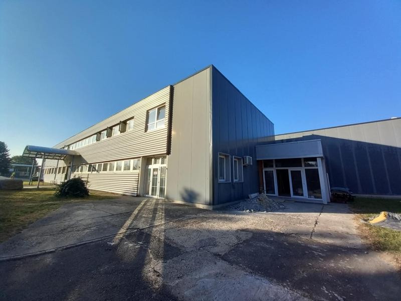 Kiadó iroda / szolgáltató helyiség Pécs frekventált részén – modernizált, világos, rugalmasan alakítható tér!