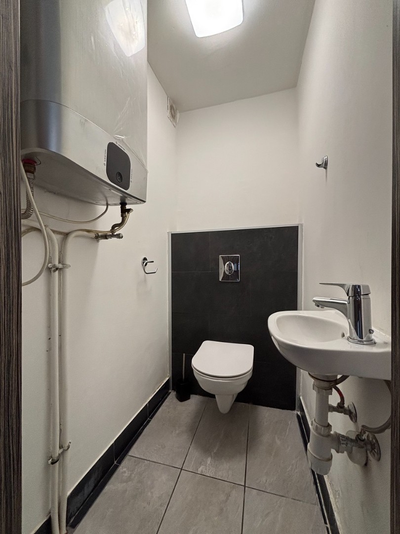 Pécsett a Belváros peremén az Ady Endre utcában teljesen felújított, klímás, sorház beépítésű galériás lakás, kis udvarral eladó! - Kép 10